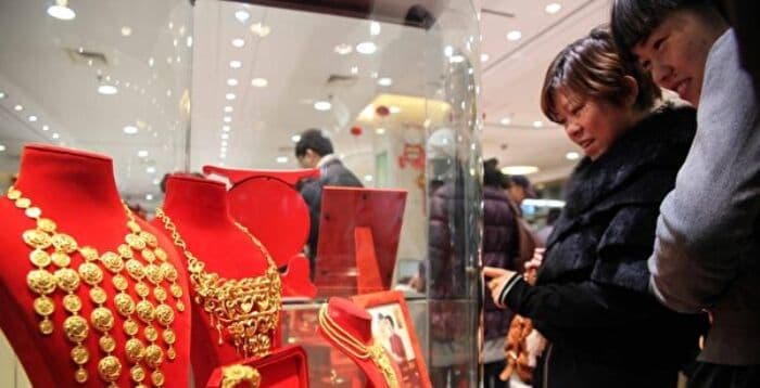 陷产品参假风波 珠宝品牌周六福一年关598家
