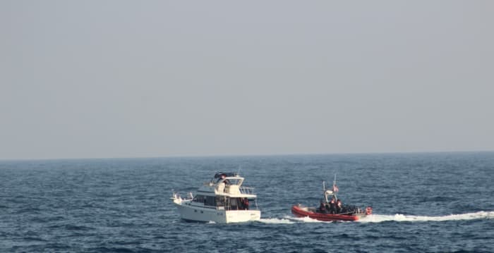 美海岸警卫队在加州外海截获49名越境者