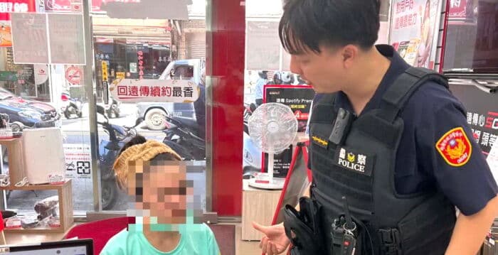 妇人疑中暑瘫坐电信门市   桃园大园警即时关怀助脱险