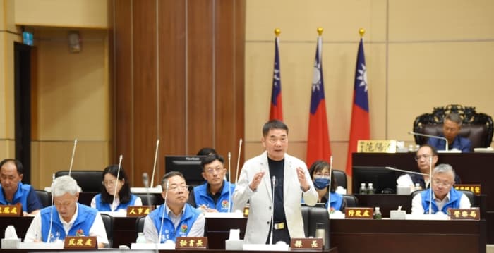 徐功凡张志宇张佳玲质询 税收增加拟回馈长辈嘉惠弱势