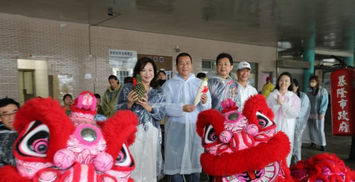 为龙舟赛揭开序幕 基隆举行龙舟点睛下水典礼