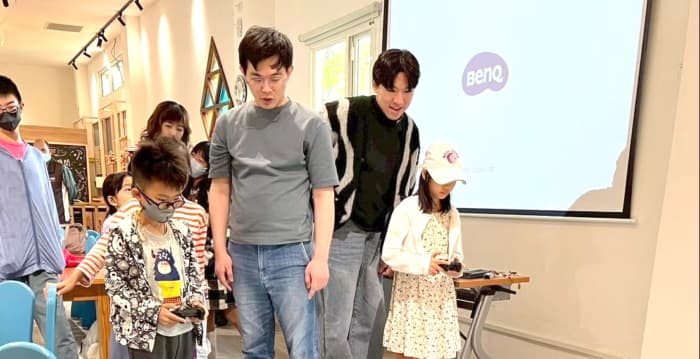 桃园儿童玩具图书馆 无人机足球AI互动群飞秀一次玩透透