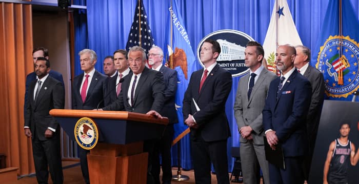 美暂停向加州明州发放10亿美元Medicaid资金