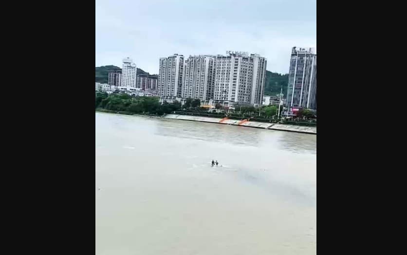 悲劇！中國2男子釣魚 遭暴漲洪水沖走溺亡（視頻）
