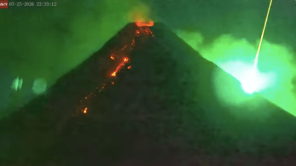 火流星与火山喷发罕见同框 神秘光芒引热议