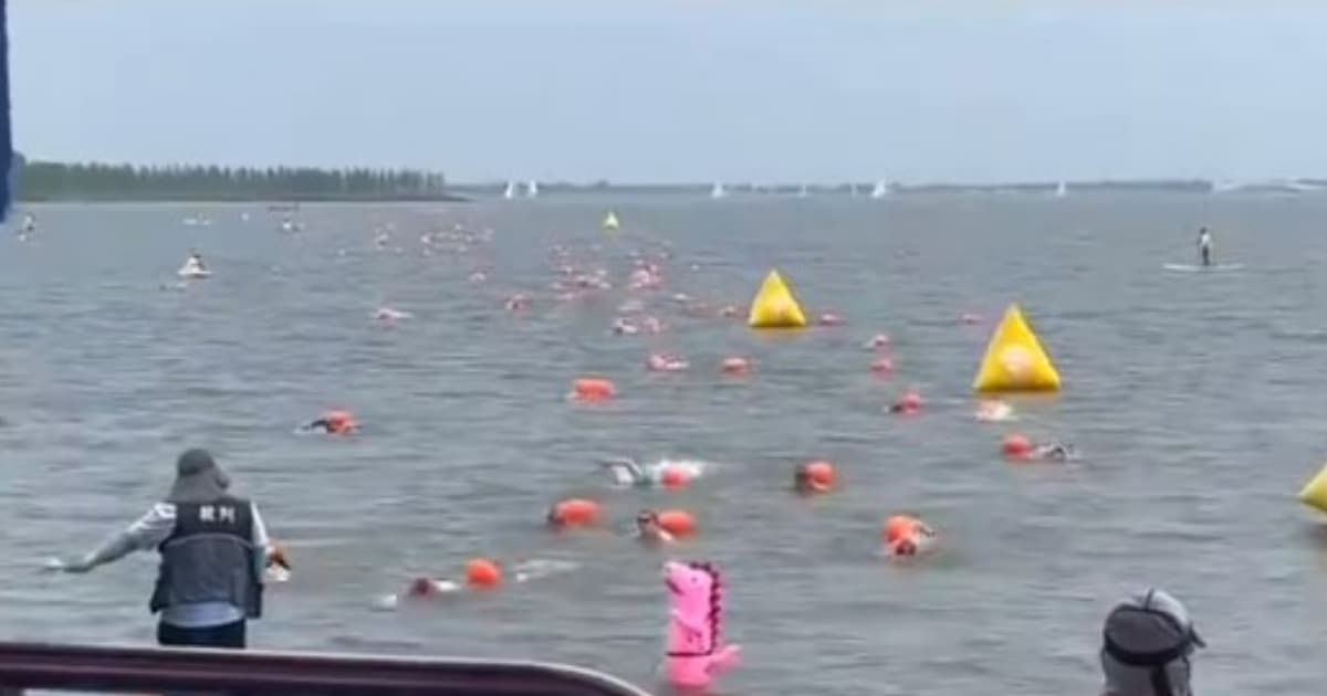 上海泳渡赛女选手走光照被直播转发 当事人崩溃