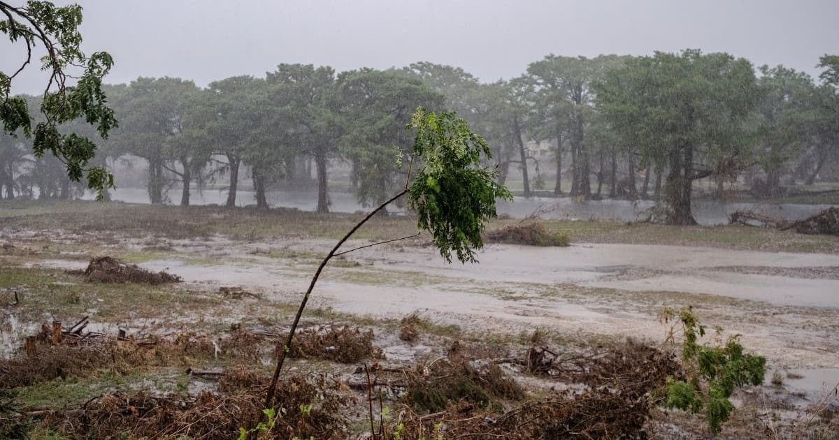 德州遭暴雨袭击 巡警洪水中救出受困婴儿