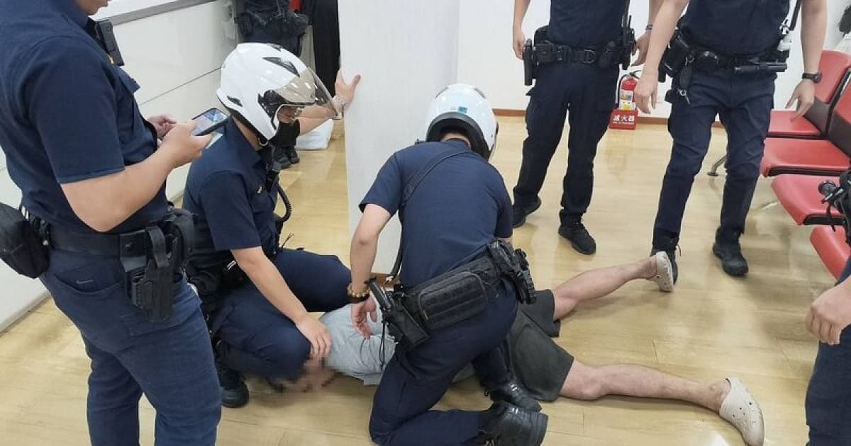 新北男持剪刀搶銀行40萬 板橋警4分鐘壓制逮捕