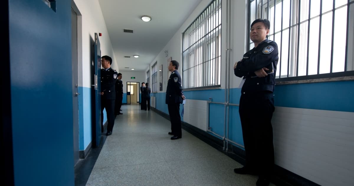 报告揭中共看守所黑幕 七成遭暴力 会面律师难