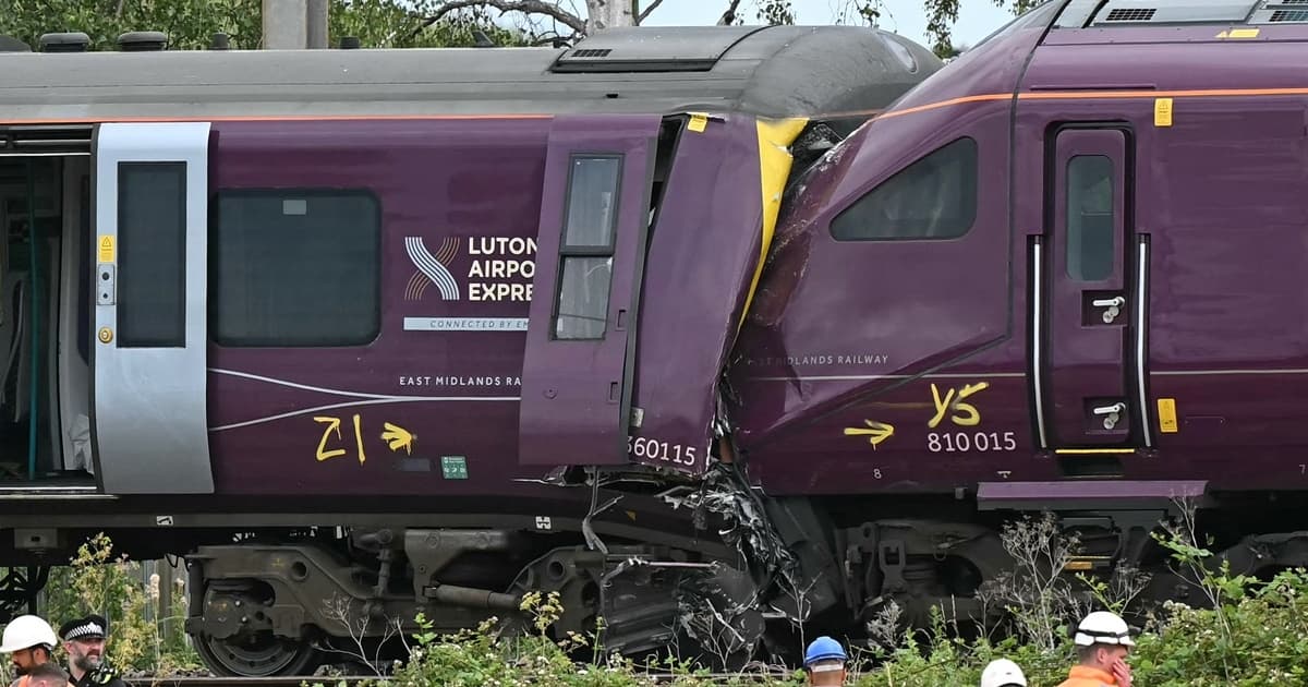 英國兩火車撞擊慘烈 司機死亡 近百人受傷