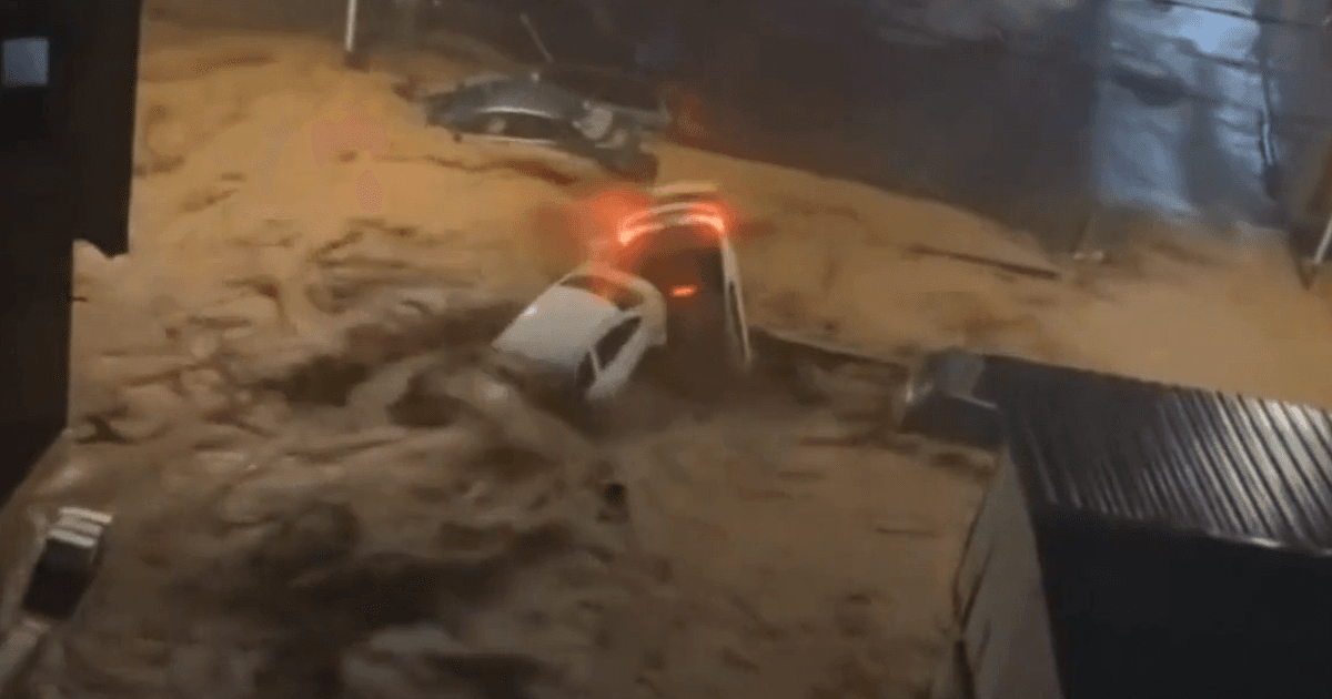 【中國一分鐘】貴州羅甸遭暴雨洪水襲擊 大量車被急流沖走