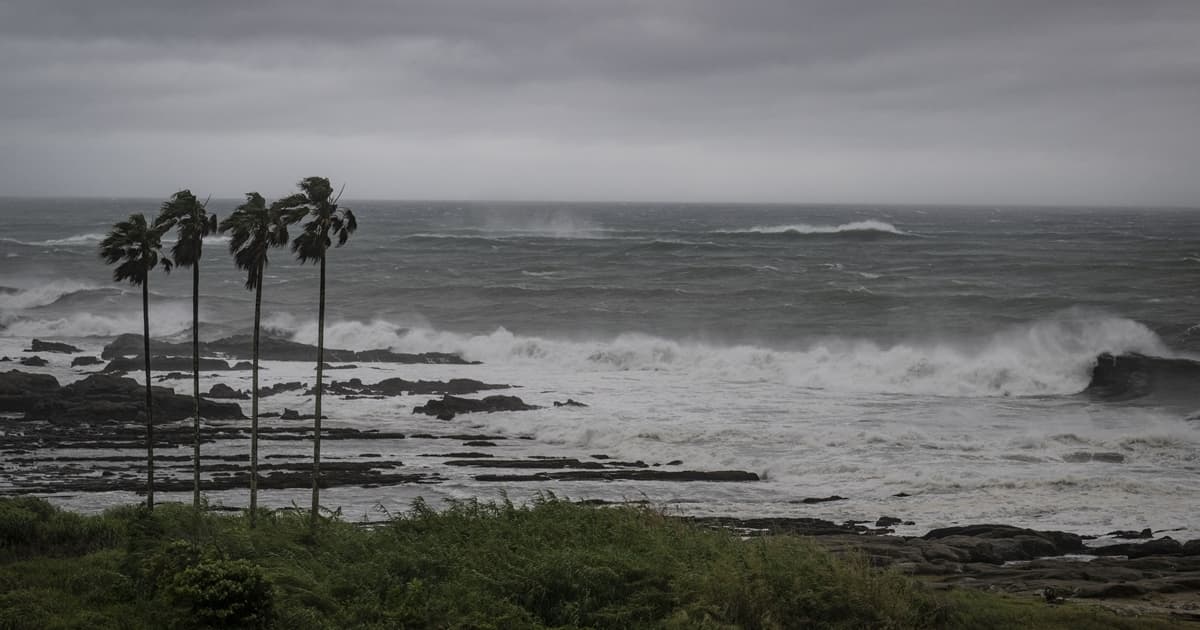 巴威颱風暴雨狂襲關島 接近台灣預計9日海警