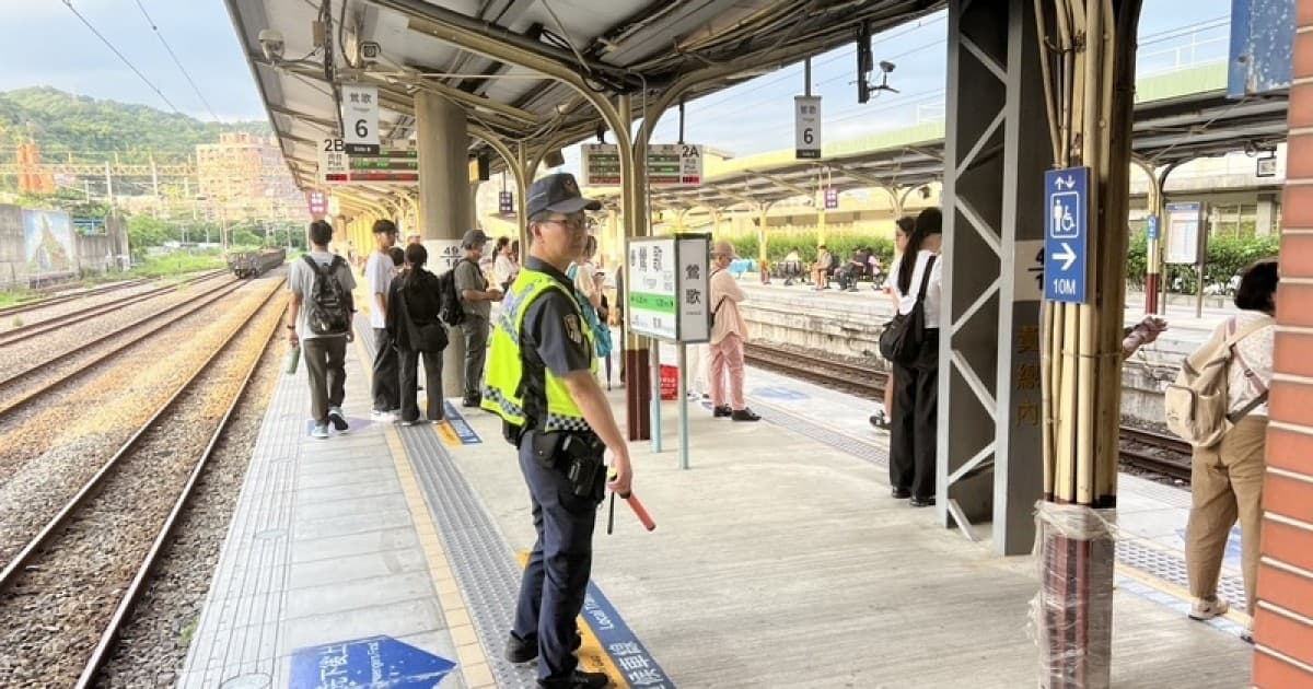 台鐵鶯歌站驚魂 父母站月台閒聊 嬰兒車滾落鐵軌