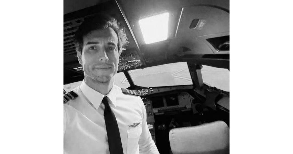 飛行訓練中教官突然跳機亡 年輕女學員驚恐降落