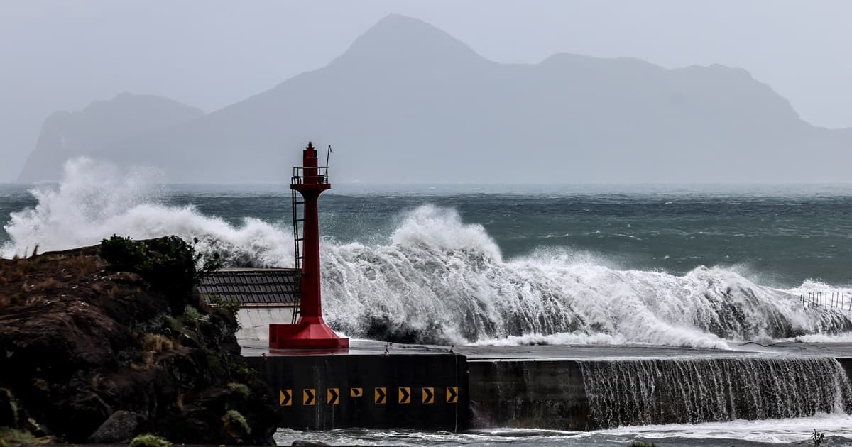 巴威来袭台北风雨直击 台湾陆上警戒范围扩大
