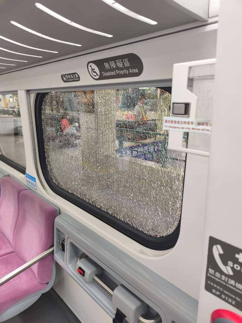 台鐵區間車驚魂！女子突拔「緊急破窗錘」猛砸車窗  嚇壞乘客