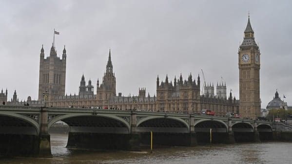 英国脱欧十年：七任首相更迭 经济代价在持续累积(图)