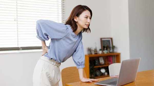 常常“闪到腰”？几招教你矫正不良姿势(图)