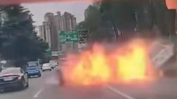 成都发生连环车祸 车辆瞬间爆燃场面骇人(图)
