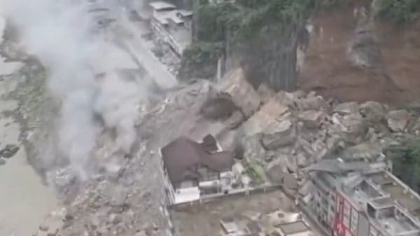 重庆山体崩塌8死34失联 传逾百人被埋早有征兆(图)