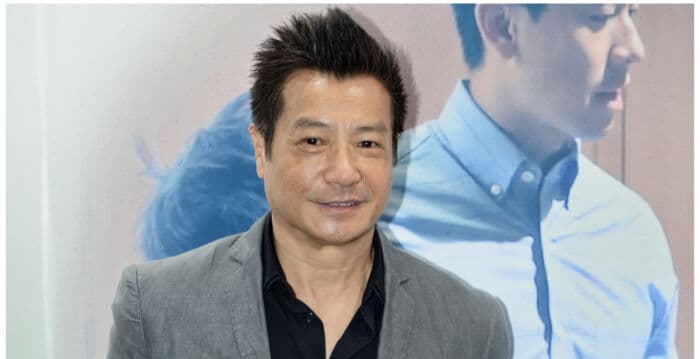 78岁石修现身香港街头 单手插裤兜走出模特步