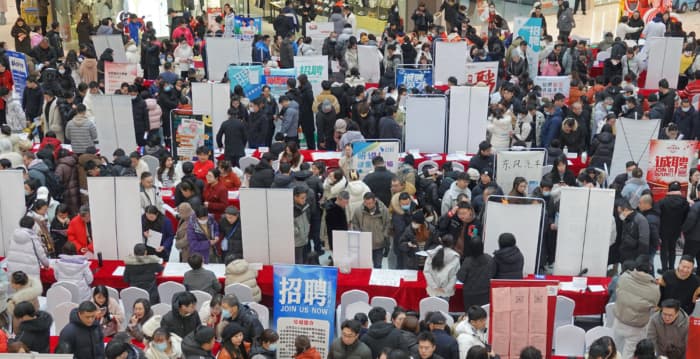 中共五年规划罕见未设就业数字目标 引关注
