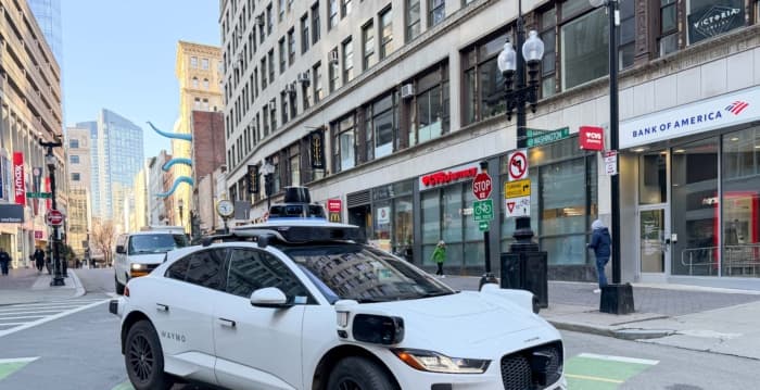 Robotaxi误闯高速公路施工区 Waymo召回