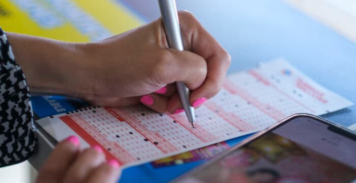 美国女子因一时冲动买彩券 中了220万美元