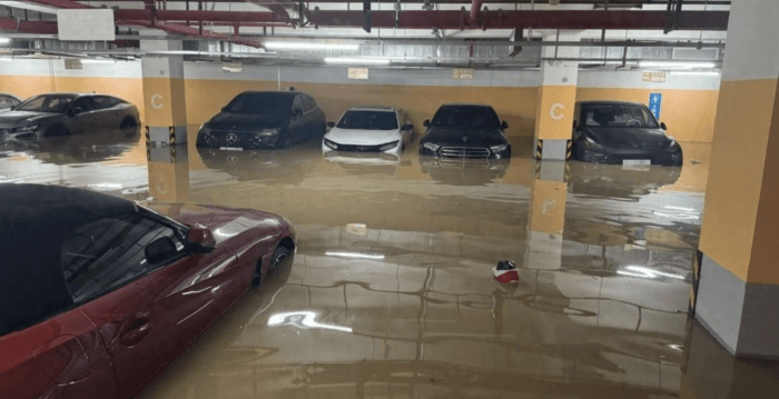 广东一地下车库遭黄泥水倒灌 天灾人祸所致?