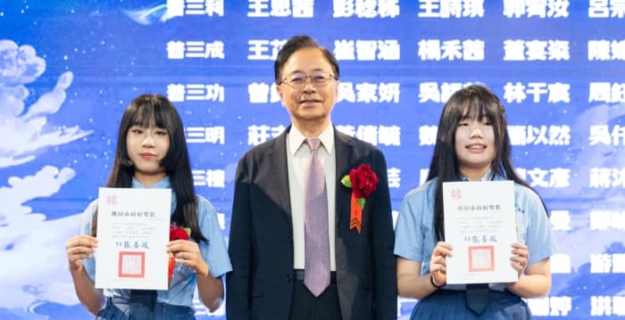 振声高中2026毕业典礼 张善政勉学子善用AI迎向未来