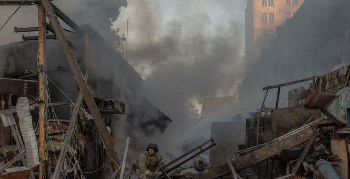 俄空袭基辅 极氪汽车展厅几被夷为平地