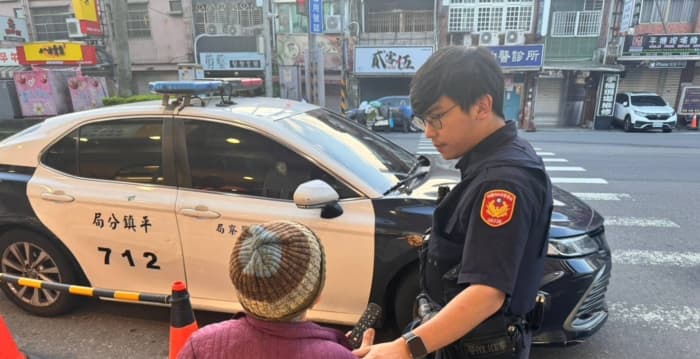 86岁失智嬷清晨手持遥控器外出找孙 平镇警方协寻返家