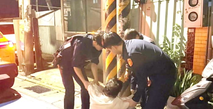 桃园洗肾翁返家途中突腿软跌倒 运将报警龙兴警护送返家
