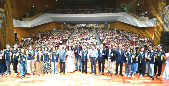 中央大学“ 辉煌岁月 缤纷50+1”民歌演唱会