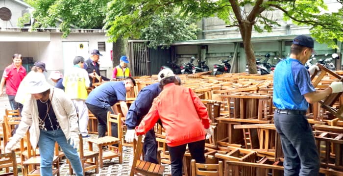 亲职教育日课桌椅大搬风 桃园杨梅国小家长变身一日志工