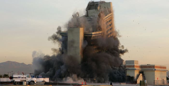 德州19层老旅馆被爆破拆除 瞬间倒塌场面震撼