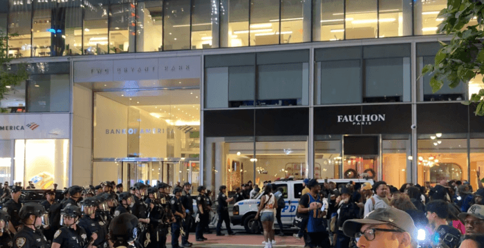 NBA观赛派对外爆骚乱 警逮捕21人、5警伤