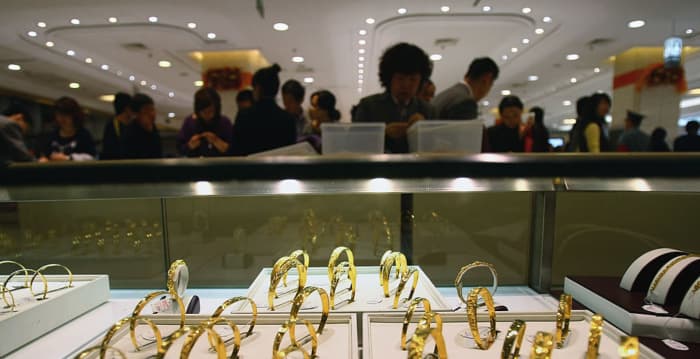 大陆每克金饰价格半年回落近450元 跌幅超25%