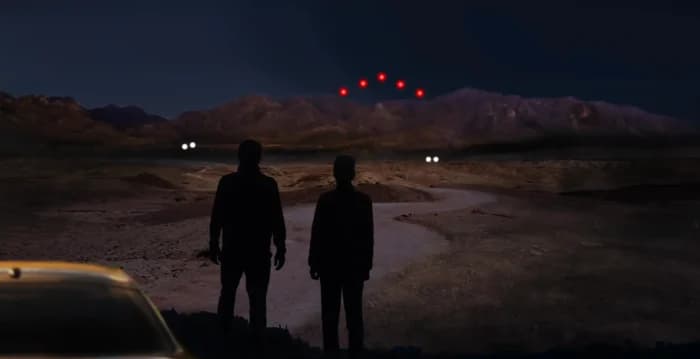 神秘UFO入侵美军要塞 盘旋数小时不断分身