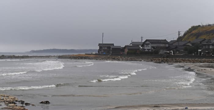 日本海岸漂来150米巨型管子 标有中企名字