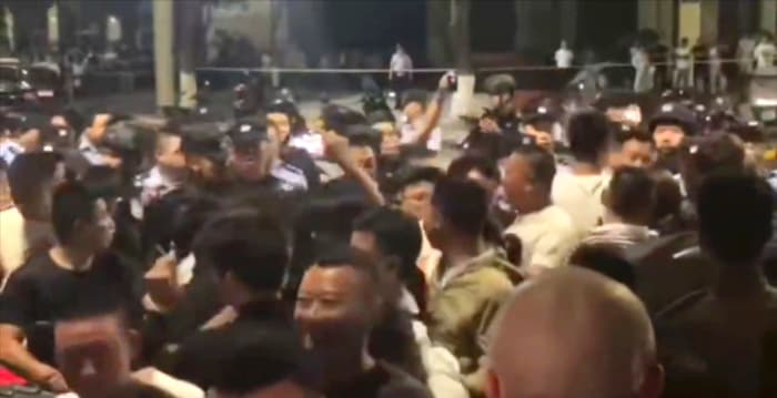 重庆青年遭渔政追赶溺亡 民众游行遭镇压