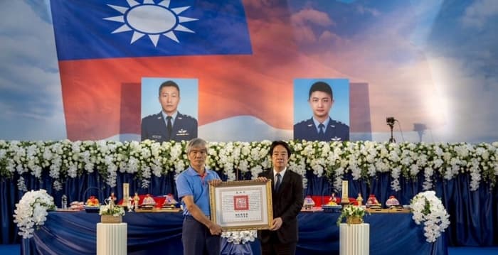 赖清德颁褒扬令追思两殉职飞官 感念尽职奉献