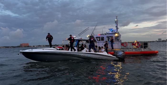 25中国人坐船偷渡拒配合 美海岸警卫队开火