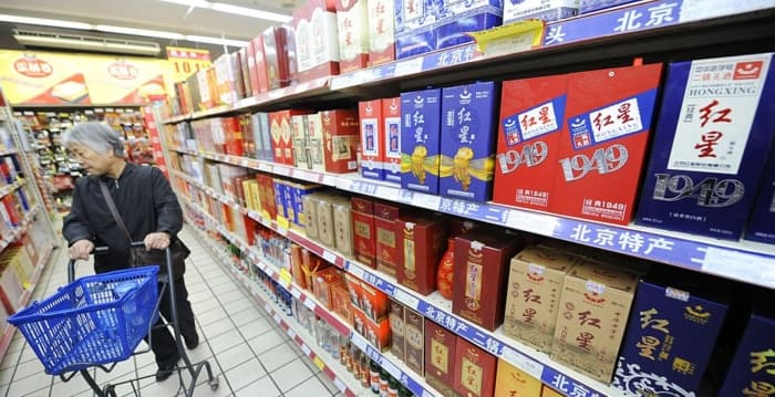 大陆白酒拍出“可乐价”市场陷入量价利三杀