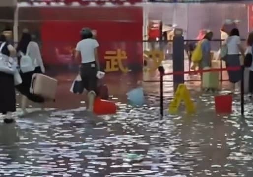 武汉市遭遇强降雨 武昌火车站被水浸
