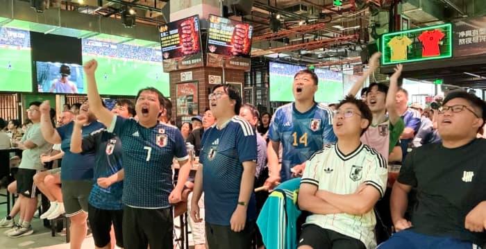 中国球迷穿日本队战衣看比赛 官媒发飙惹议
