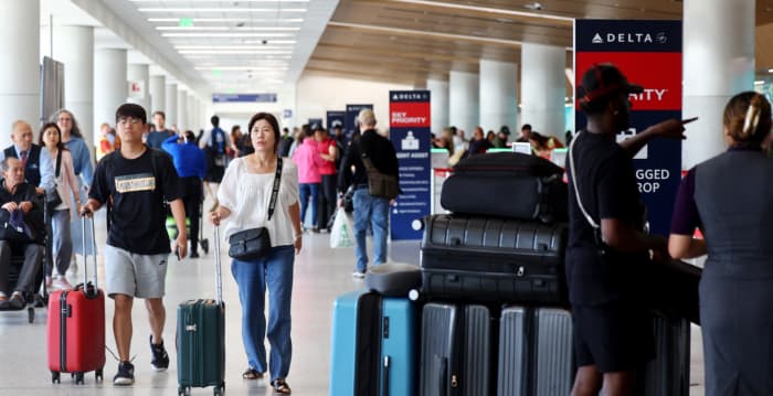 为何航空公司要乘客在登机口托运随身行李