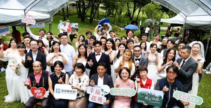南投集团结婚玩很大!新人搭氦气球“飞向宇宙”