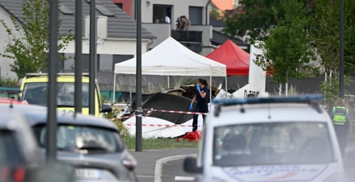 法国跳伞学校飞机坠毁 11人遇难