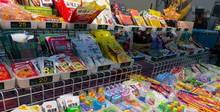 中国三无零食猖獗 高雄夜市摊商公然贩售遭查获53.8公斤